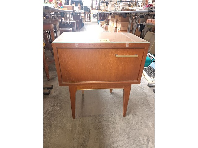 Lot 689 - retro nachtkastje - afbeelding 1 van  3