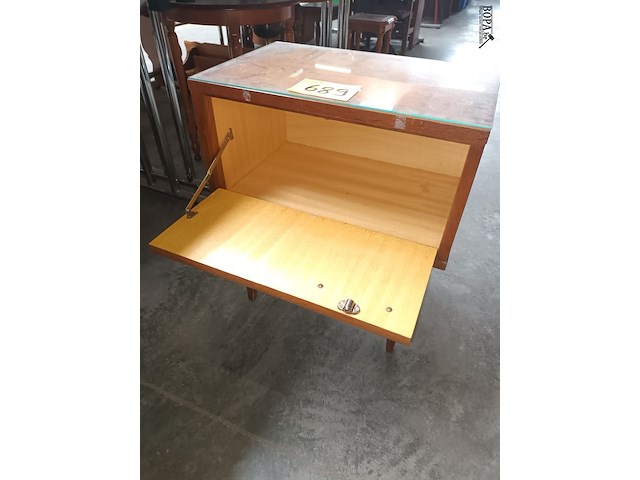 Lot 689 - retro nachtkastje - afbeelding 2 van  3