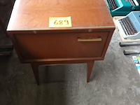 Lot 689 - retro nachtkastje - afbeelding 3 van  3