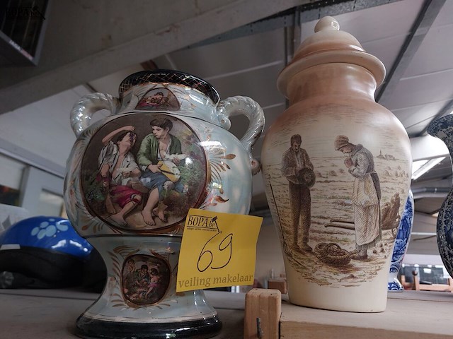 Lot 69 - antieke vazen waarvan 1 met stempel, 2 stuks - afbeelding 1 van  5