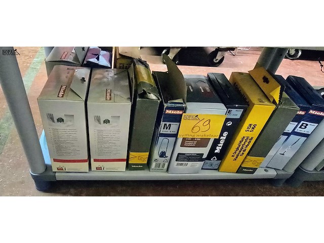 Lot 69 - divers types stofzuigerzakken ong 20 dozen - afbeelding 1 van  6