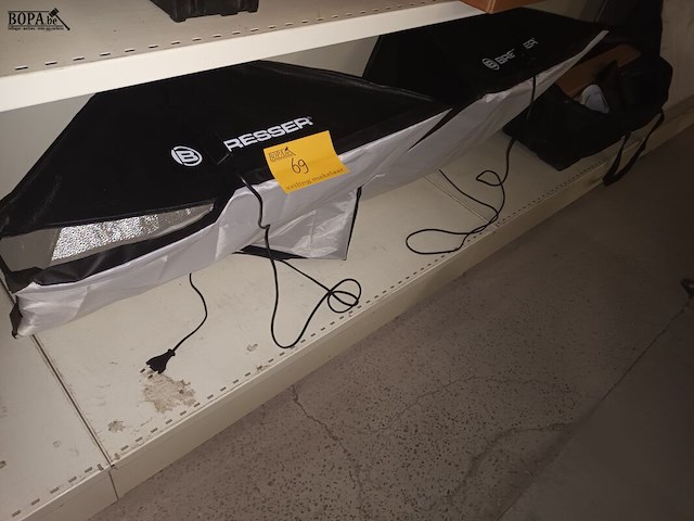 Lot 69 - fotostudiolampen en statieven - afbeelding 1 van  7