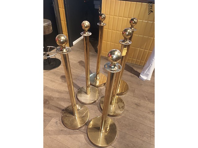 Lot 69 - goudkleurige afzetpaaltjes. 7 stuks - afbeelding 3 van  4