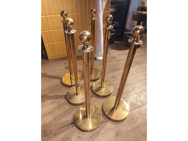 Lot 69 - goudkleurige afzetpaaltjes. 7 stuks - afbeelding 4 van  4