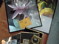 Lot 69 - goudkleurige fotolijstjes en zwarte kaders - afbeelding 1 van  2
