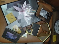 Lot 69 - goudkleurige fotolijstjes en zwarte kaders - afbeelding 2 van  2