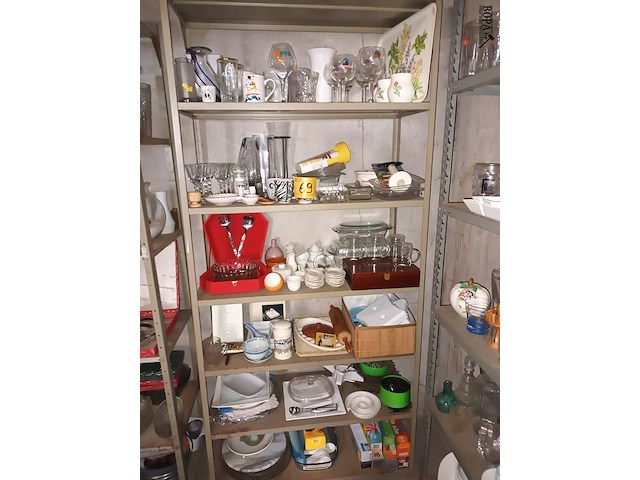 Lot 69 - keukenmateriaal en huisraad. inhoud rek - afbeelding 1 van  5