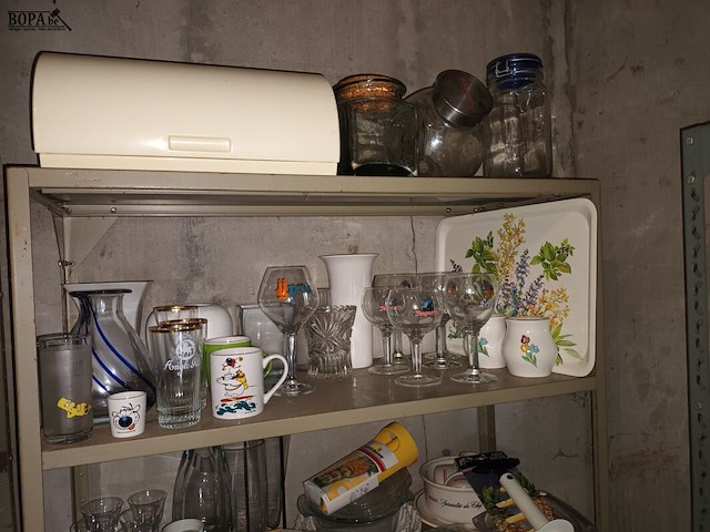 Lot 69 - keukenmateriaal en huisraad. inhoud rek - afbeelding 2 van  5