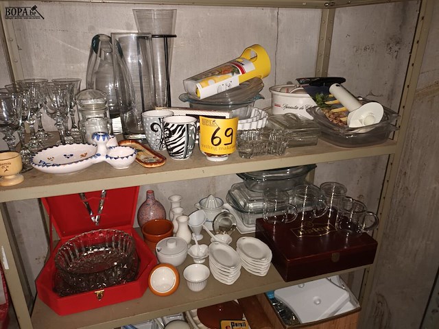 Lot 69 - keukenmateriaal en huisraad. inhoud rek - afbeelding 3 van  5