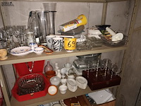 Lot 69 - keukenmateriaal en huisraad. inhoud rek - afbeelding 3 van  5