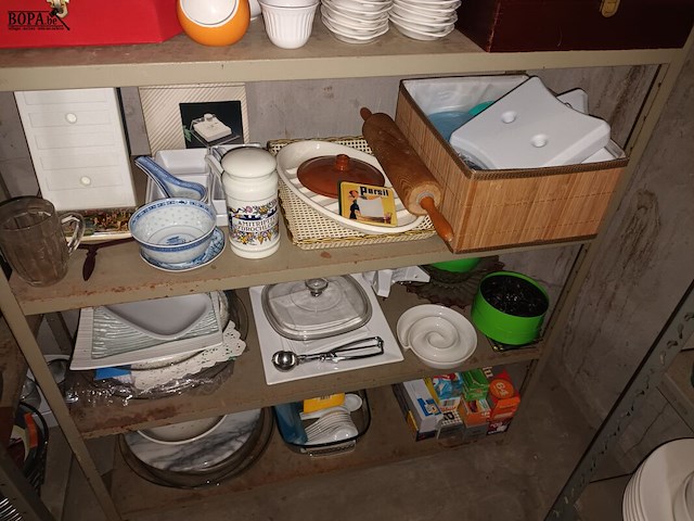 Lot 69 - keukenmateriaal en huisraad. inhoud rek - afbeelding 4 van  5