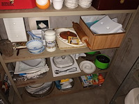 Lot 69 - keukenmateriaal en huisraad. inhoud rek - afbeelding 4 van  5