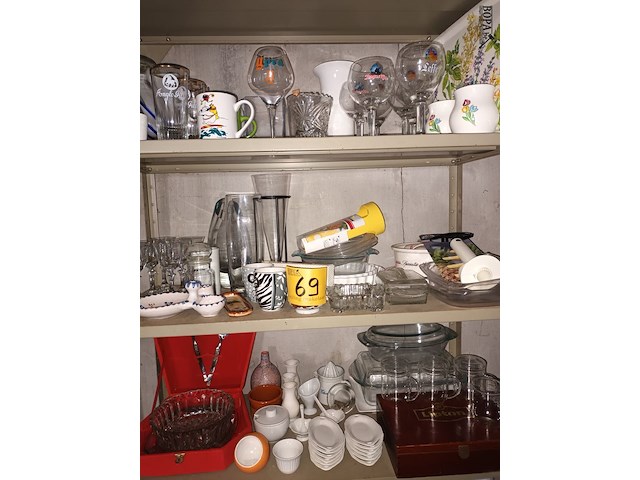 Lot 69 - keukenmateriaal en huisraad. inhoud rek - afbeelding 5 van  5