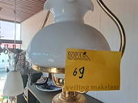 Lot 69 - klassieke klombuisstlijllamp - replica - afbeelding 1 van  2