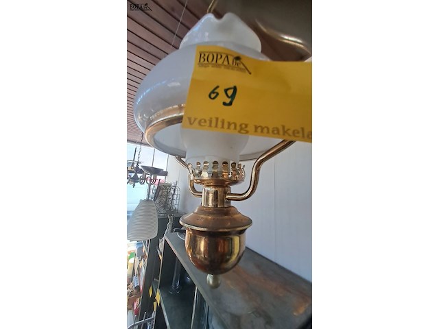 Lot 69 - klassieke klombuisstlijllamp - replica - afbeelding 2 van  2