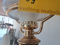 Lot 69 - klassieke klombuisstlijllamp - replica - afbeelding 2 van  2