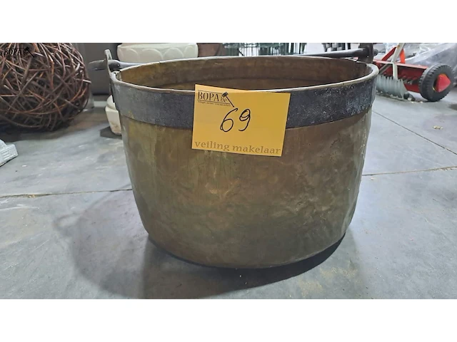 Lot 69 - koperen ketel met handvat - afbeelding 1 van  2