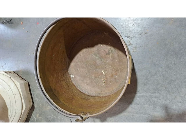 Lot 69 - koperen ketel met handvat - afbeelding 2 van  2