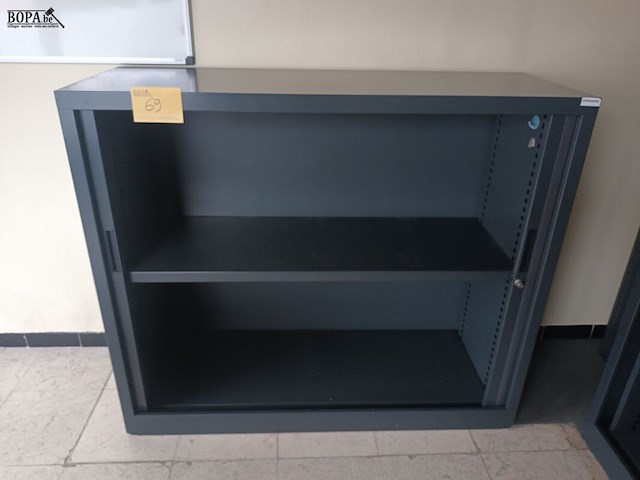 Lot 69 - lage roldeurkast - afbeelding 1 van  3