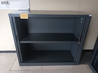 Lot 69 - lage roldeurkast - afbeelding 1 van  3