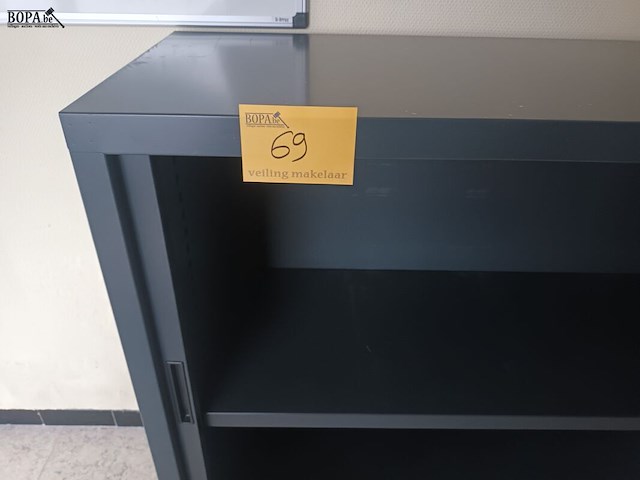 Lot 69 - lage roldeurkast - afbeelding 3 van  3