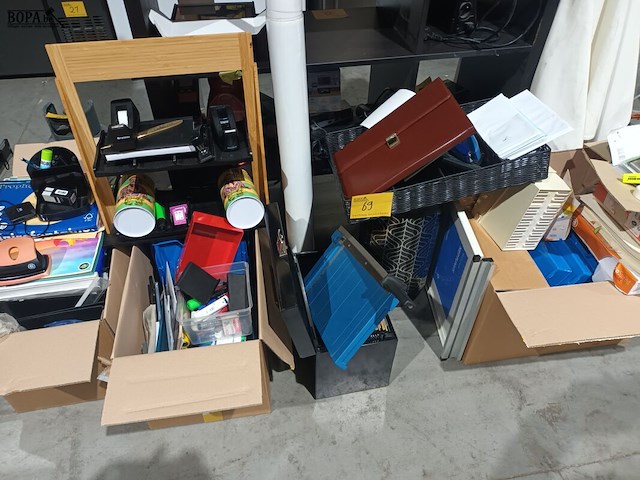 Lot 69 - lot kantoormateriaal - afbeelding 1 van  8