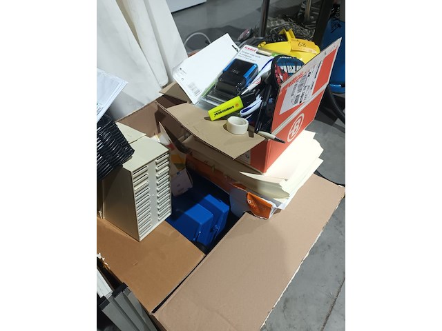 Lot 69 - lot kantoormateriaal - afbeelding 2 van  8