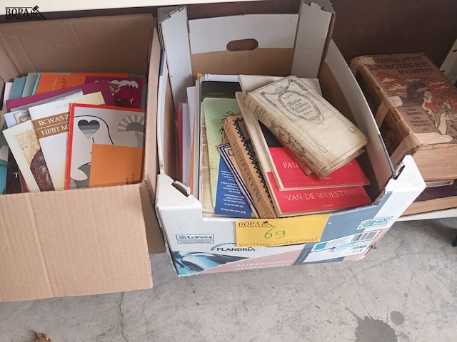 Lot 69 - lot oude boeken en tijdschriften - afbeelding 1 van  7