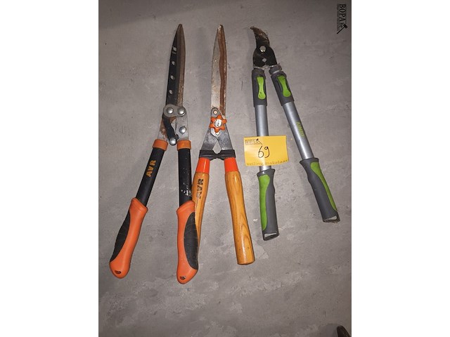 Lot 69 - manuele tuinscharen. 3 stuks - afbeelding 1 van  3