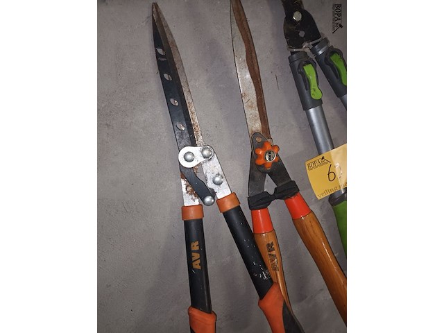 Lot 69 - manuele tuinscharen. 3 stuks - afbeelding 2 van  3