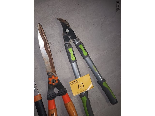 Lot 69 - manuele tuinscharen. 3 stuks - afbeelding 3 van  3