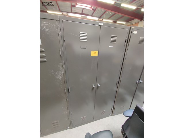 Lot 69 - metalen dressingkast - afbeelding 1 van  4