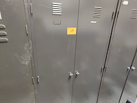 Lot 69 - metalen dressingkast - afbeelding 1 van  4