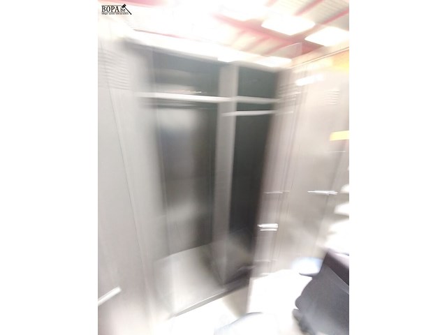 Lot 69 - metalen dressingkast - afbeelding 2 van  4