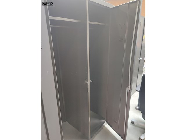 Lot 69 - metalen dressingkast - afbeelding 4 van  4