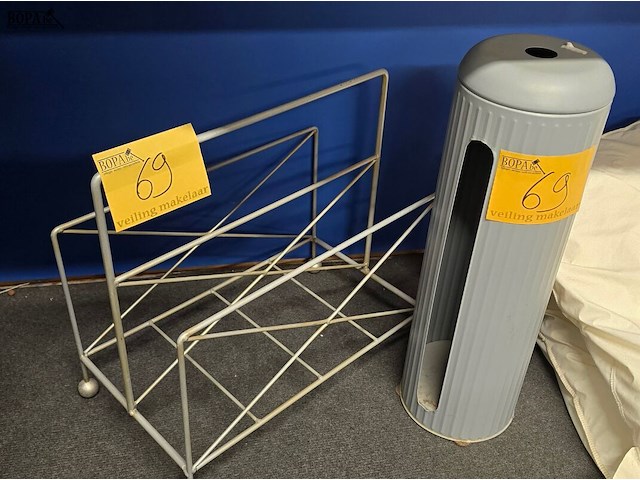 Lot 69 - metalen krantenrek en plastiek zak houder - afbeelding 1 van  3