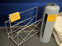 Lot 69 - metalen krantenrek en plastiek zak houder - afbeelding 1 van  3