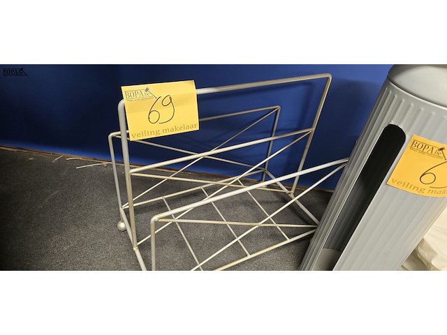 Lot 69 - metalen krantenrek en plastiek zak houder - afbeelding 2 van  3