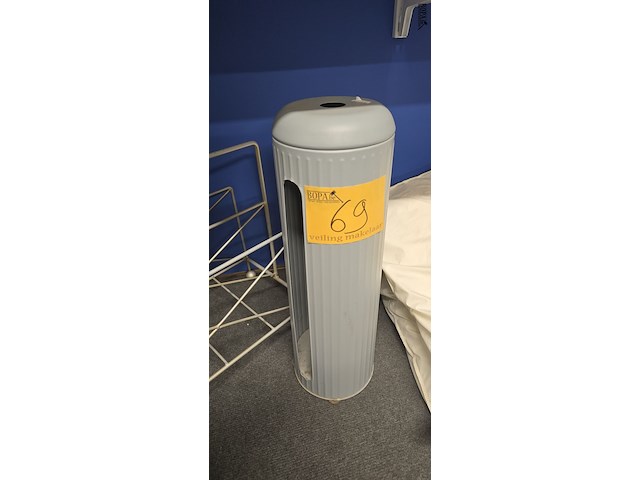 Lot 69 - metalen krantenrek en plastiek zak houder - afbeelding 3 van  3