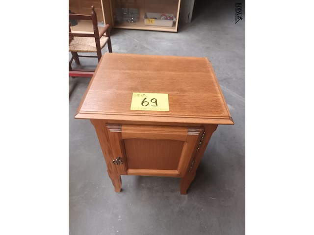 Lot 69 - nachtkastje - afbeelding 1 van  3