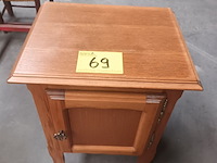 Lot 69 - nachtkastje - afbeelding 1 van  3