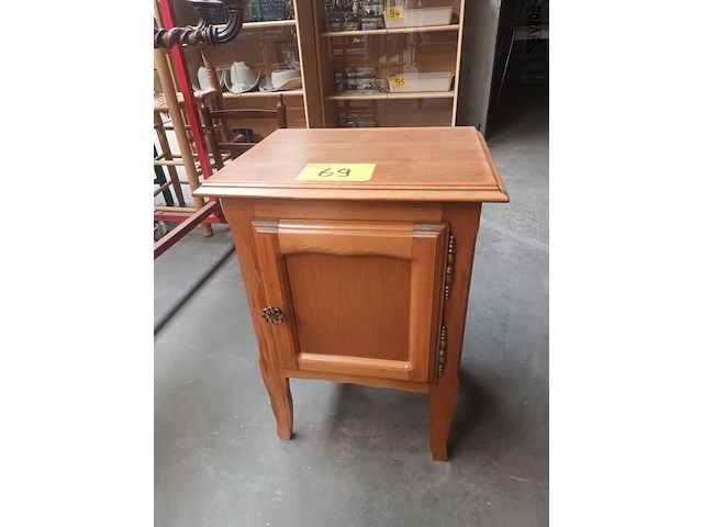 Lot 69 - nachtkastje - afbeelding 2 van  3