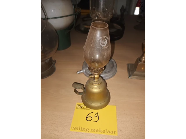 Lot 69 - olielamp en gaslamp - afbeelding 1 van  5