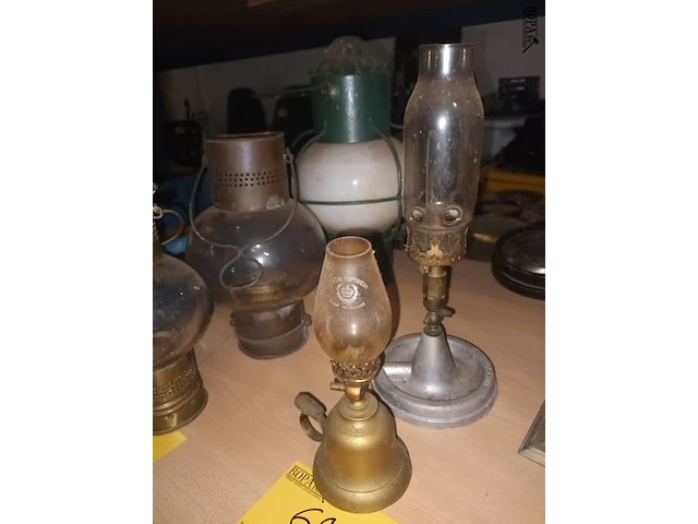 Lot 69 - olielamp en gaslamp - afbeelding 2 van  5