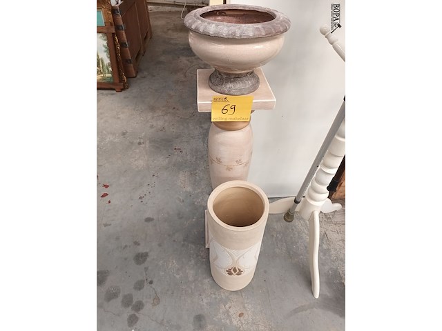 Lot 69 - paraplubak, zuil en bloempot - afbeelding 1 van  4
