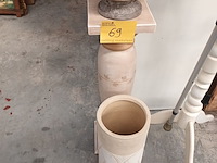 Lot 69 - paraplubak, zuil en bloempot - afbeelding 1 van  4