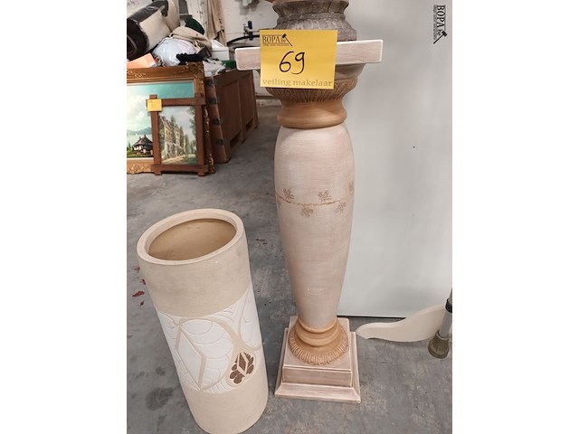 Lot 69 - paraplubak, zuil en bloempot - afbeelding 3 van  4