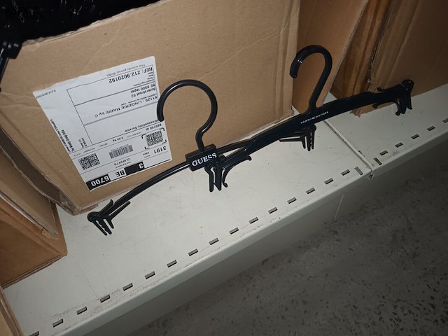 Lot 69 - plastieken kleerhangers. 4 dozen - afbeelding 1 van  3