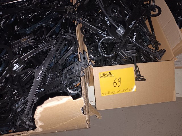 Lot 69 - plastieken kleerhangers. 4 dozen - afbeelding 2 van  3