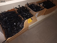 Lot 69 - plastieken kleerhangers. 4 dozen - afbeelding 3 van  3